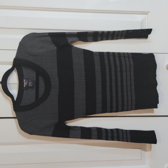 Hooked Up women's size large sweater black and gray fitted - Picture 1 of 6